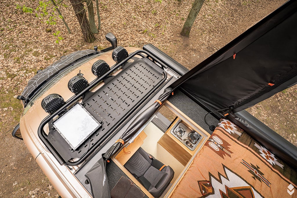 Blick von oben auf Teil des Fahrzeugdachs