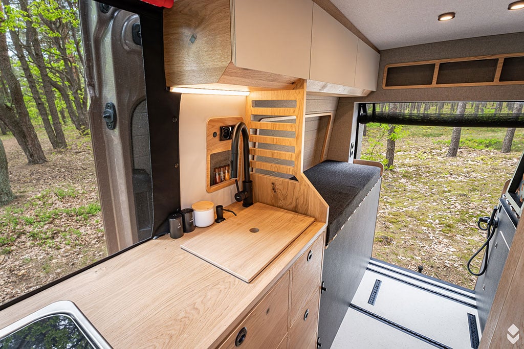 Blick aufs Küchenmodul und Heck im Campervan