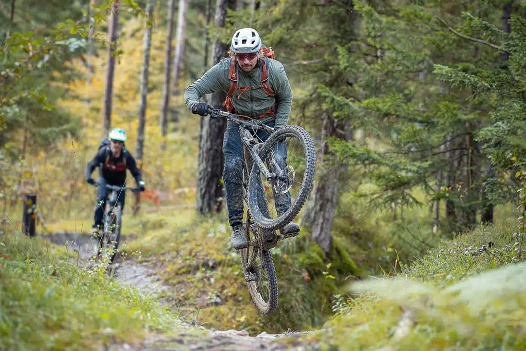 Bucketride Festival 2025: Mountainbiker auf Waldweg