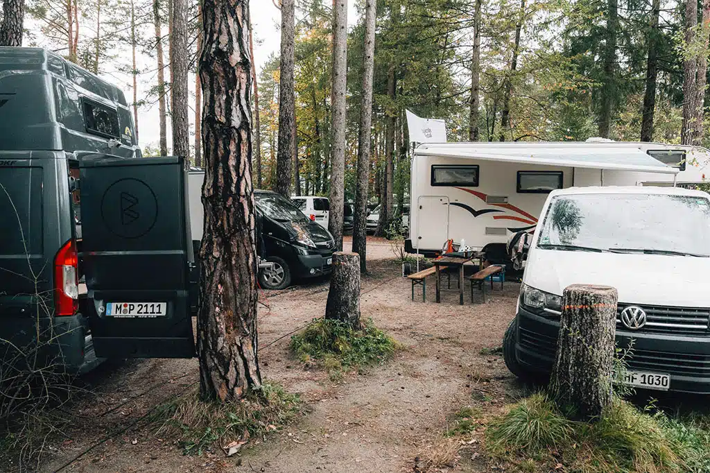 campingfahrzeuge in einem Waldstück
