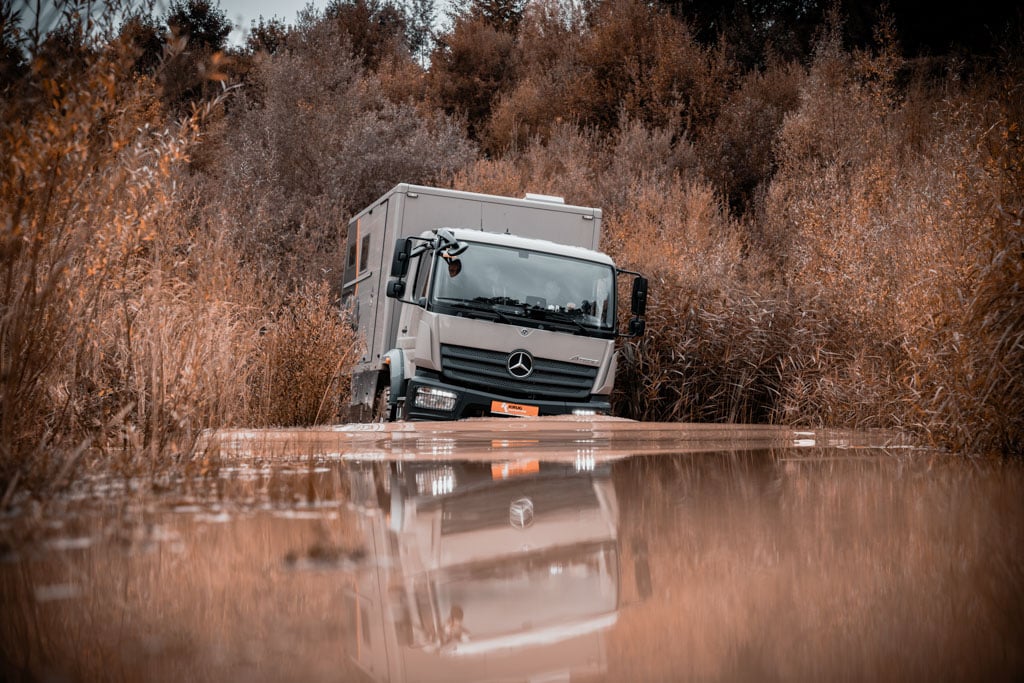Wasserdurchfahrt mit dem Krug Rhino
