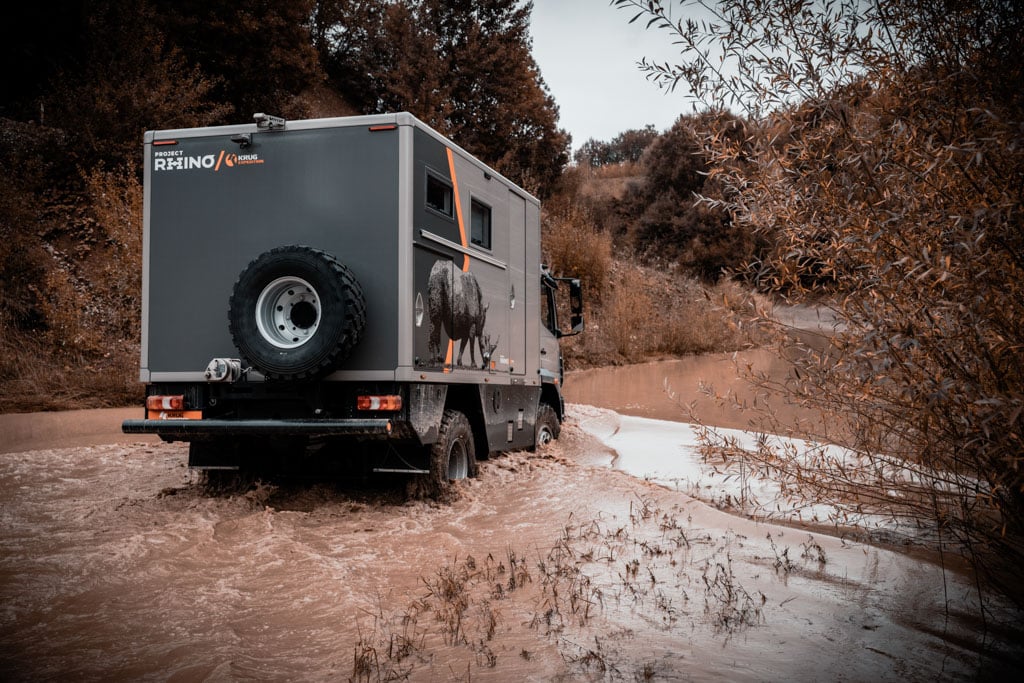 Wasserdurchfahrt mit dem Krug Rhino