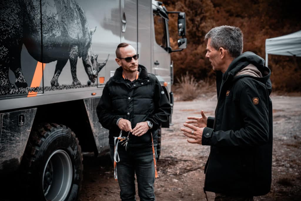 Zwei Männer im Gespräch im Offroad Gelände