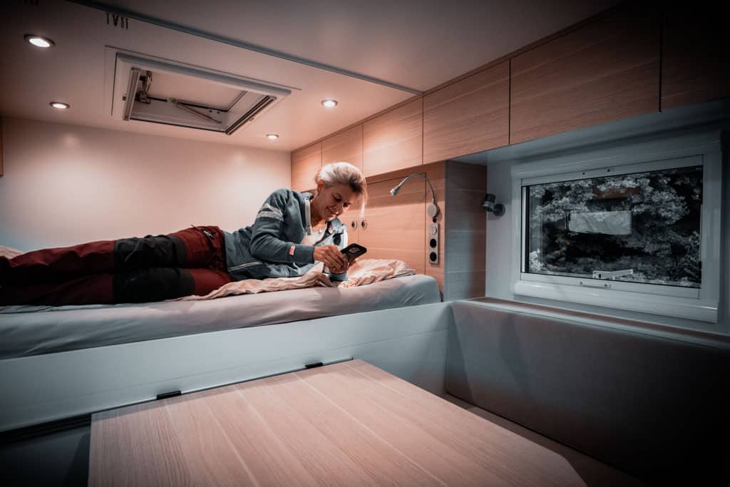 Frau liegt im Krug Rhino