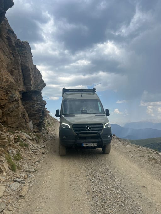 Camper auf enger Offroad Strecke