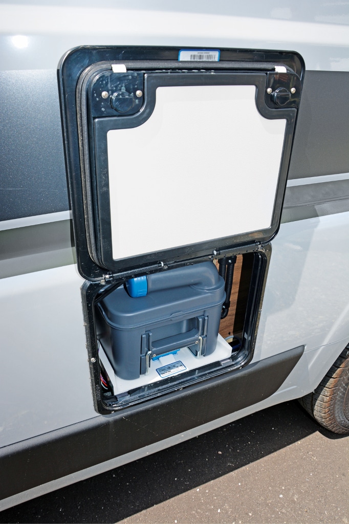 Geöffnete Klappe zum WC-Schacht