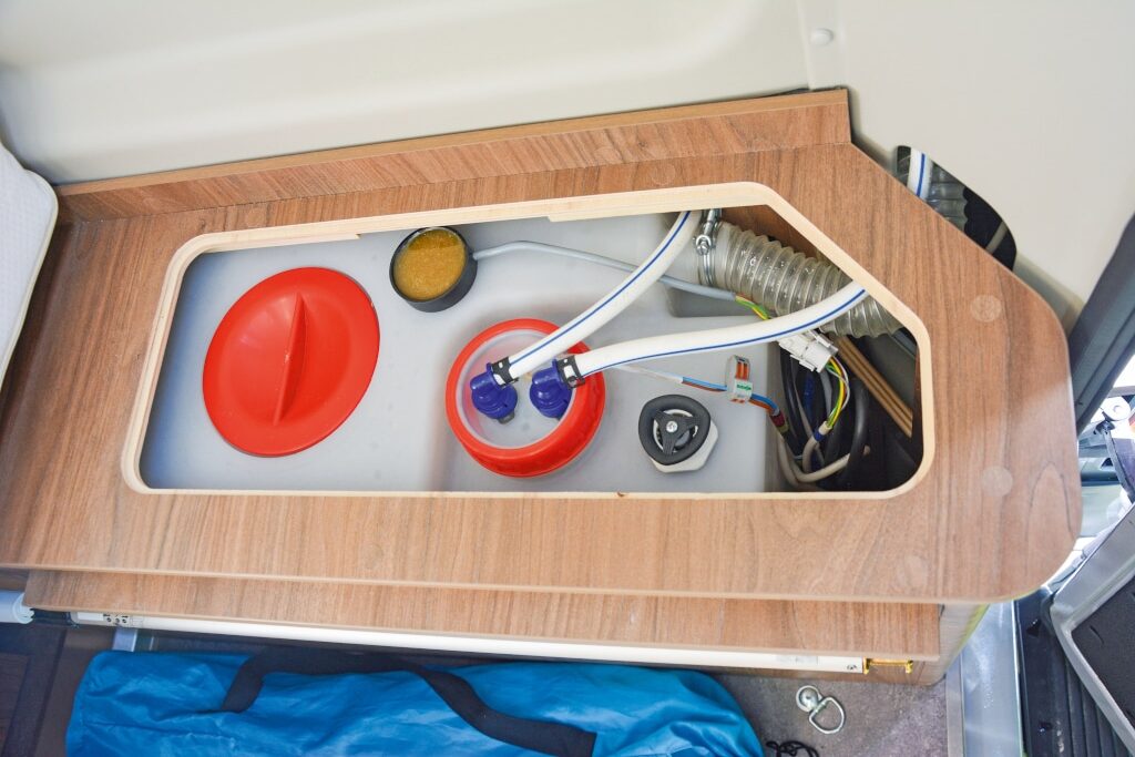 Frischwassertank im Heck unter Bett verbaut