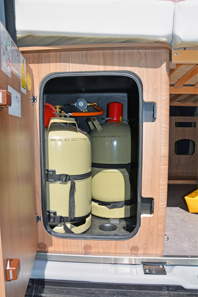 Geöffnete Türe zu den Gasflaschen im Heck-Unterbau