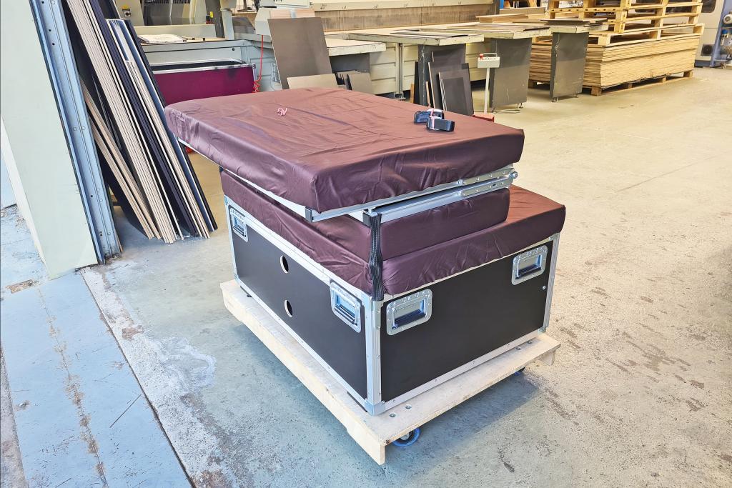 Ququq Kombibox auf einer Palette in einer Lagerhalle