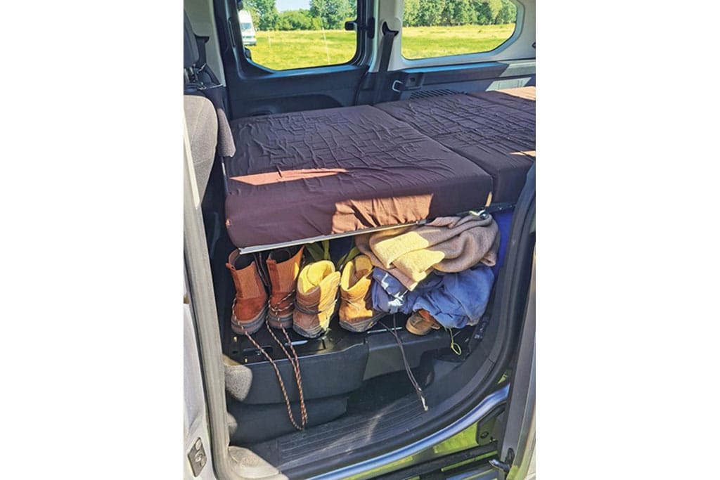 Gepacä zwischen ausgeklapptem Bett und umgeklappten Rücksitzen