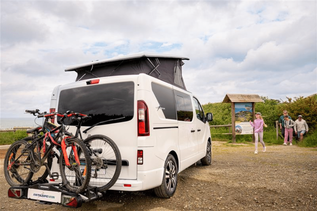 13-polige Anhängerkupplung und ein Fahrradträger inklusive