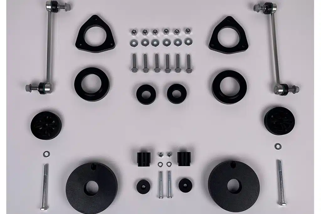 Auf dem Bild ist das Lift Kit, bestehend aus zahlreichen Einzelteilen, zu sehen.