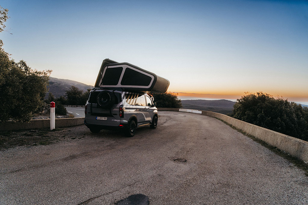 Campingbus mit markantem Aufstelldach