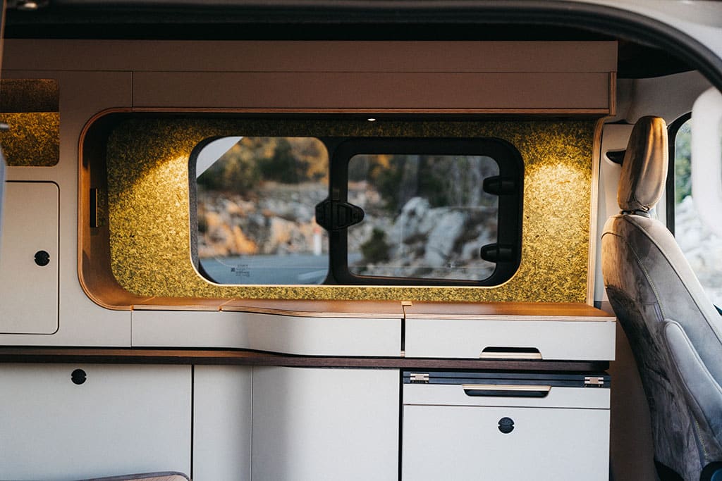 Möbelzeile im Campingbus