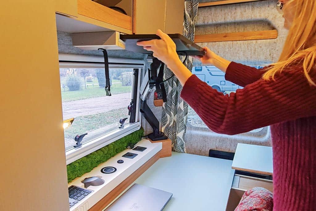 Schwenkbarer Monitor im Campervan