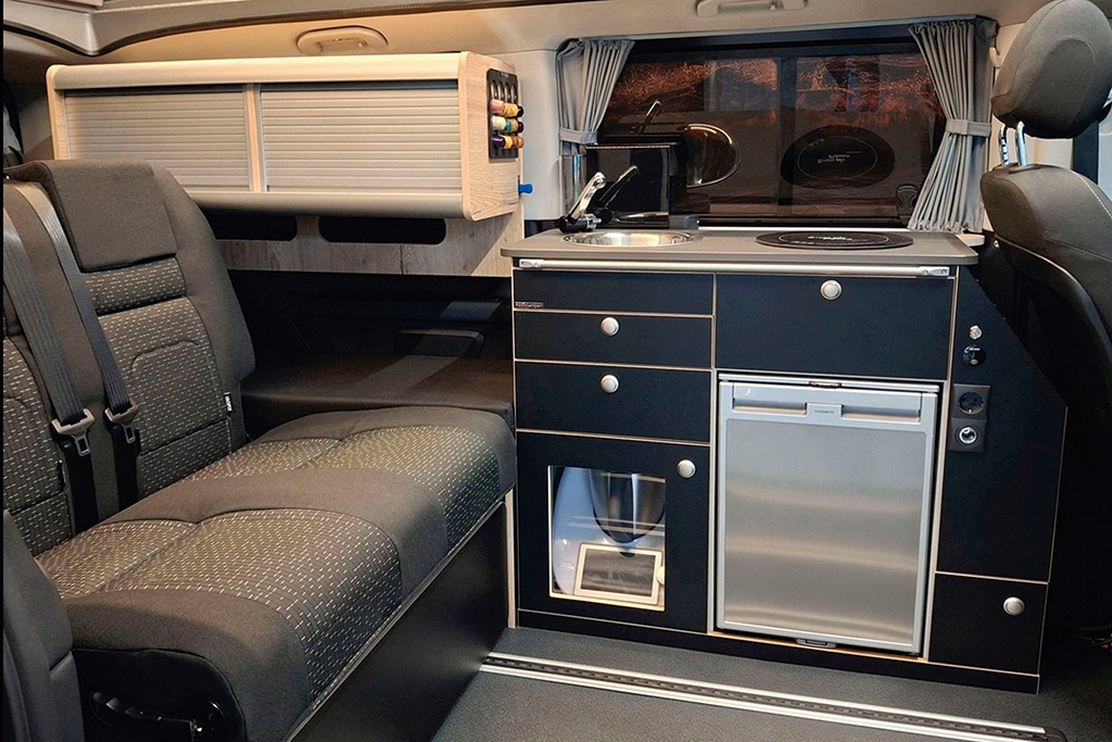 Aktivcamper Aktiv 3 mit verschiebbarem Hängeschrank
