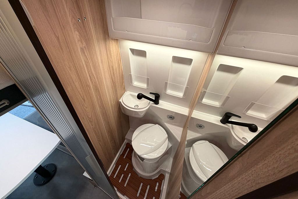 Bad im Campervan mit kleinem Waschbecken