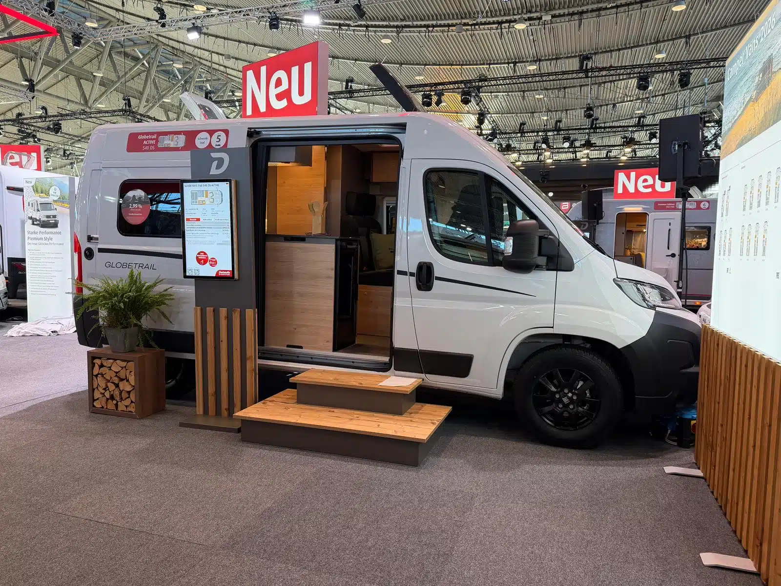 Weißer Campervan in Messehalle