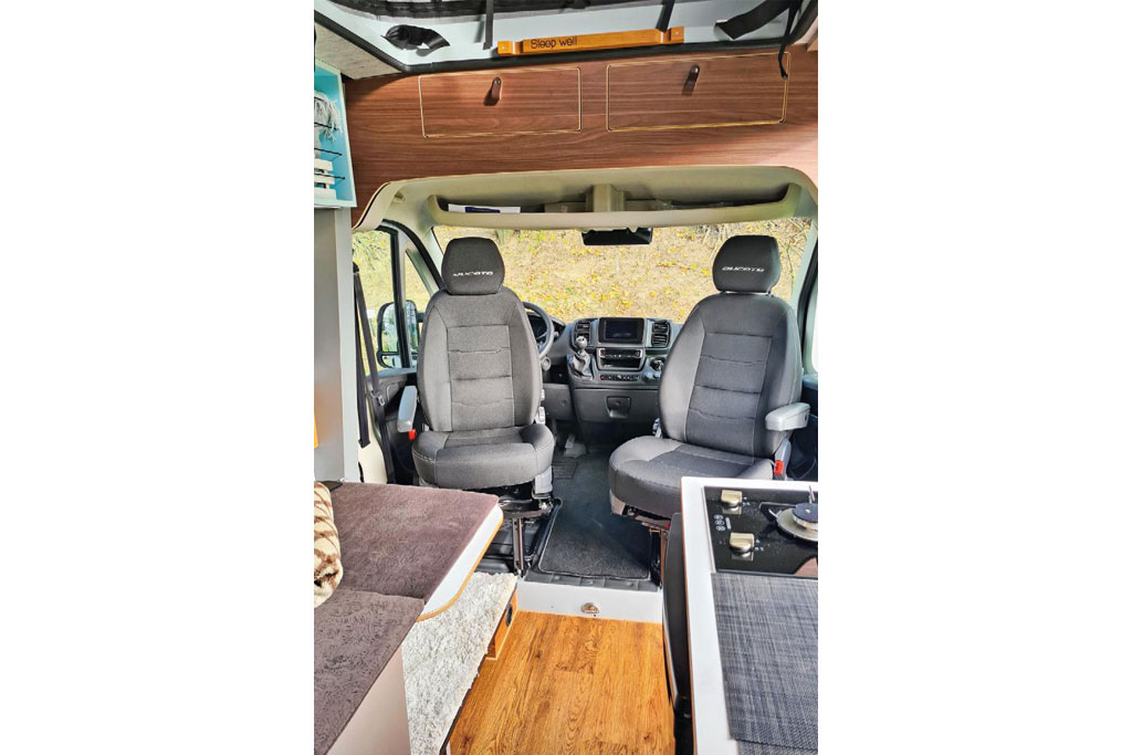 Blick auf die gedrehten Vordersitze im Camper