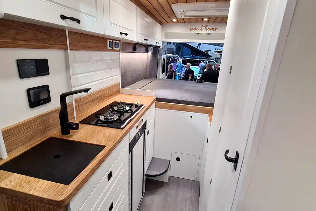 Campervan-Innenausbau im hellen Landhausstil