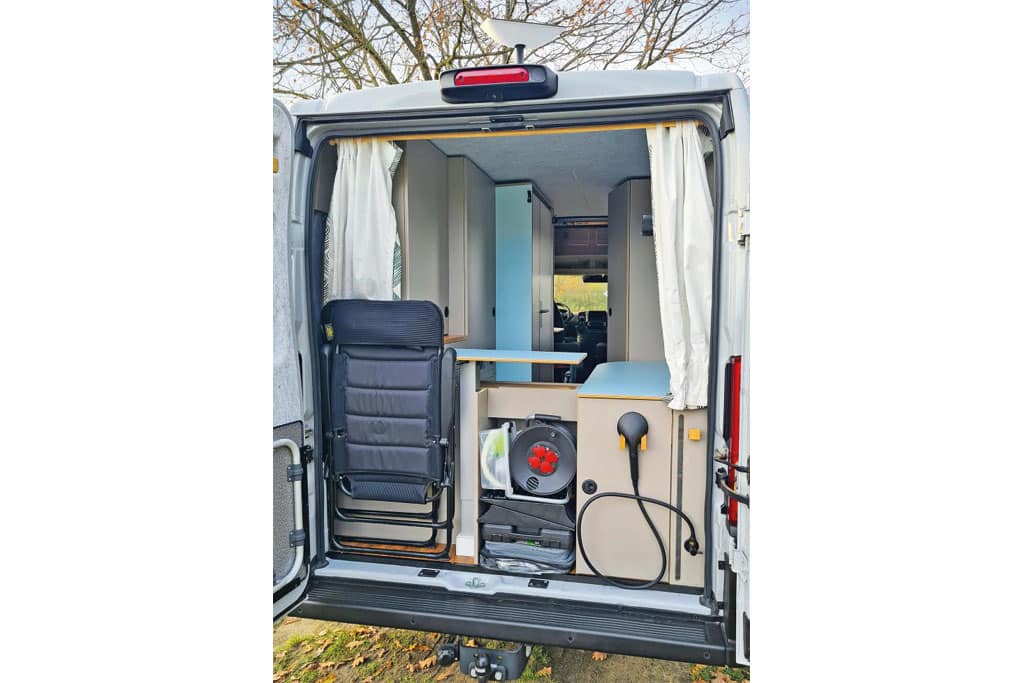 Heckansicht auf den Camper-Ausbau