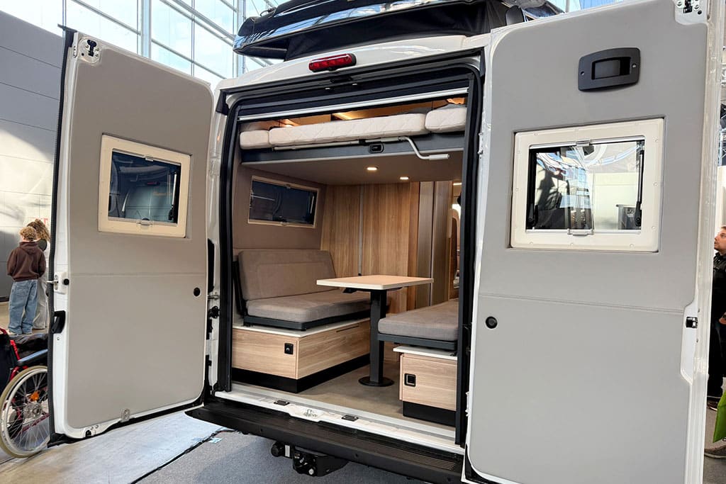 Hecksitzgruppe mit Hubbett im Campervan