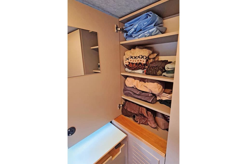 Kleiderschrank im Camper