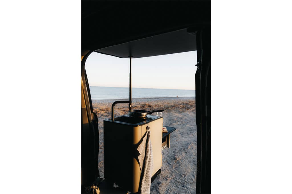 Küchenmodul in Schiebetür des Campingbusses