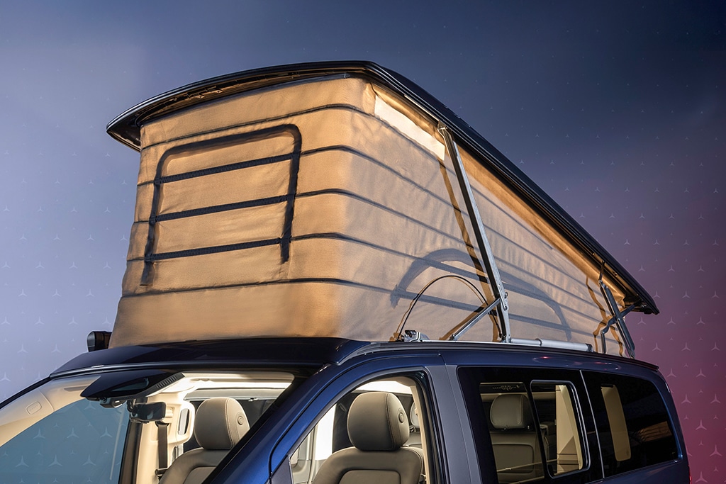 Beleuchtetes Aufstelldach eines Campingbus
