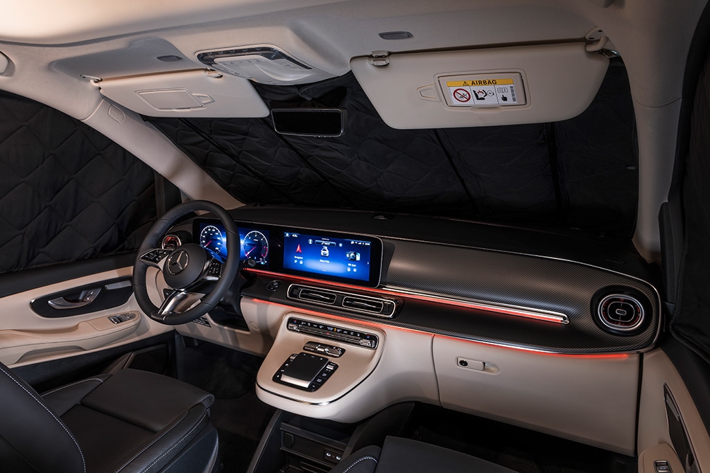 Blick auf das Cockpit eines neuen Mercedes-Benz