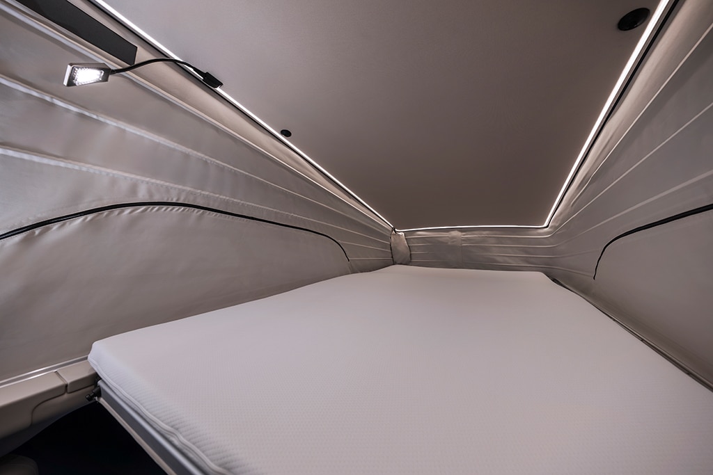 Aufstelldach-Bett eines Campingbus