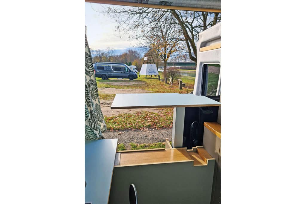 Höhenverstellbares Pult im Heck eines Campers