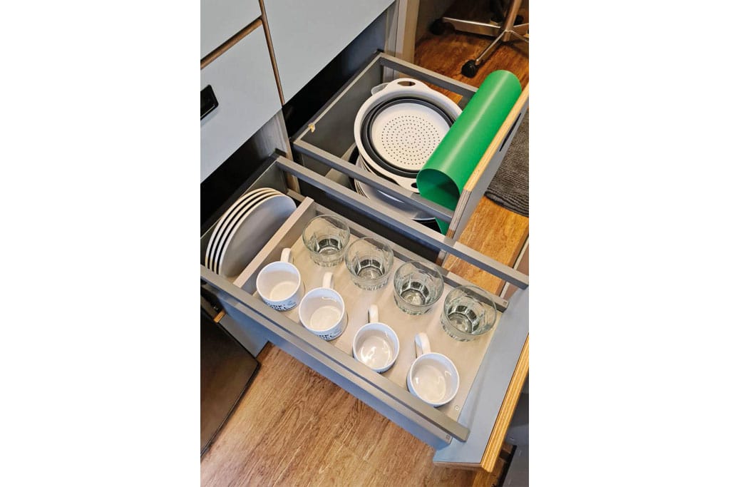 Schubladen im Camper-Küchenblock