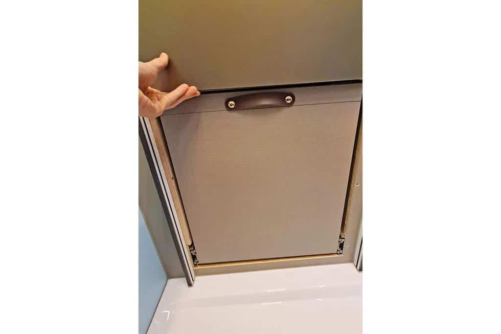Campingtoilette in einem Staufach