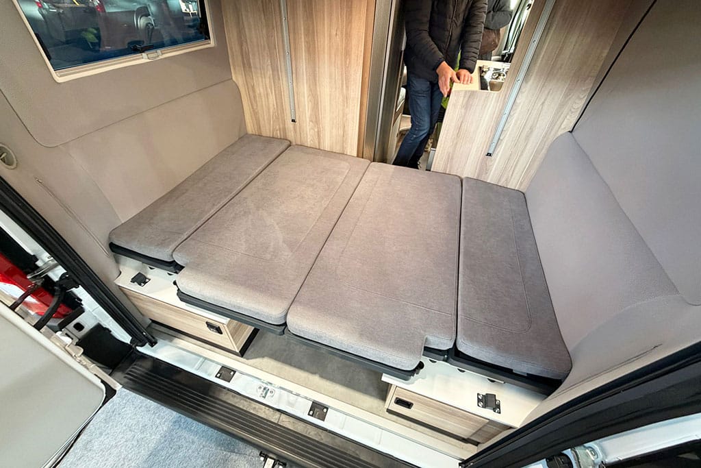 Sitzgruppe umgebaut zum Doppelbett