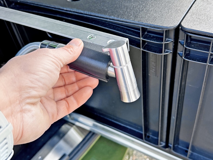 Detail der ausziehbaren Handbrause seitlich am Heck-Auszug