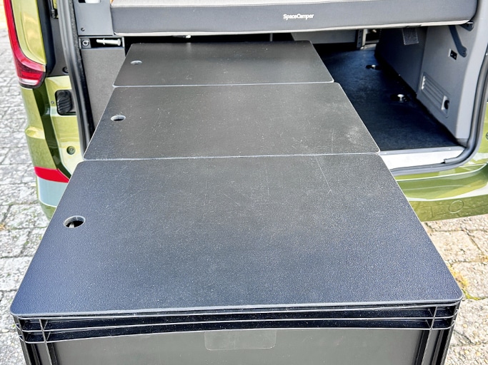 Gepäckboxen auf ausgezogenem Schwerlastschienen im Heck