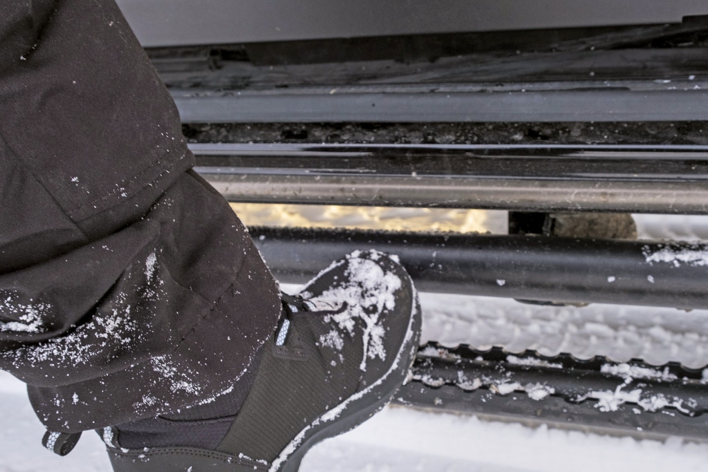 Detailaufnahme Stiefel auf dem Schwellerschutz