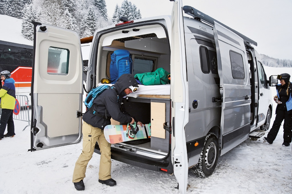 Beladen des Gepäckteils mit einem Snowboard