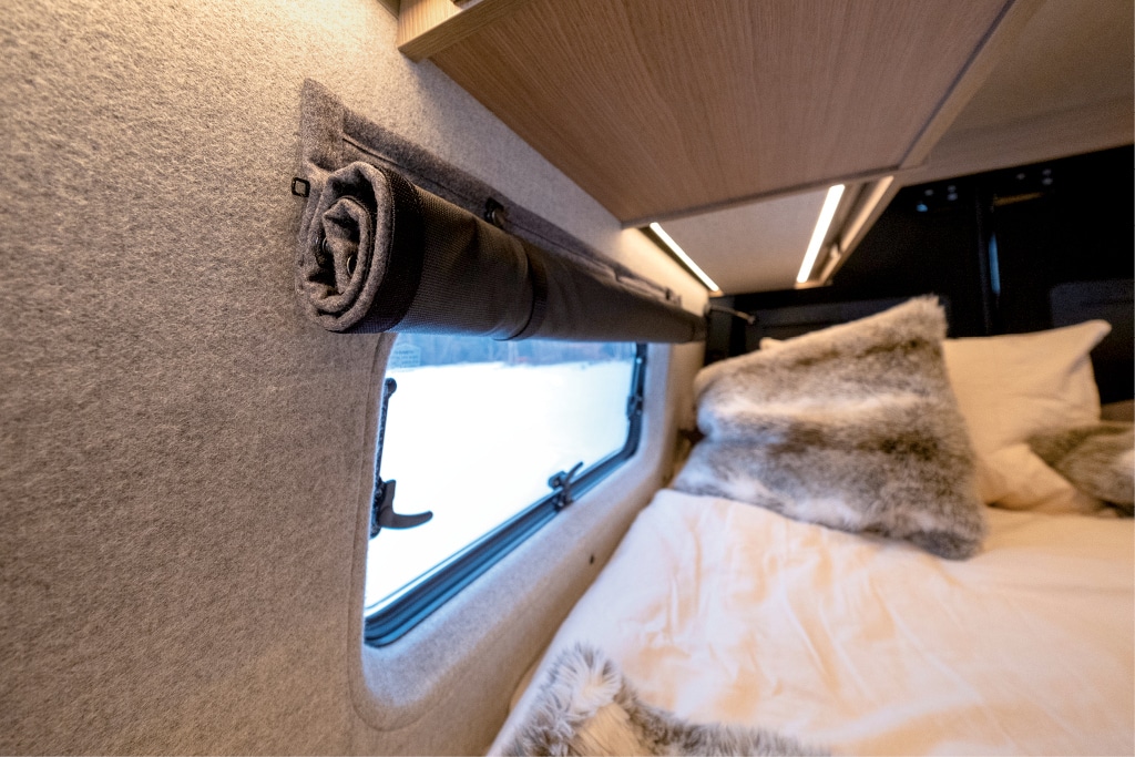 Verdunkelungsrollo aus Filz am Seitenfenster des Doppelbetts