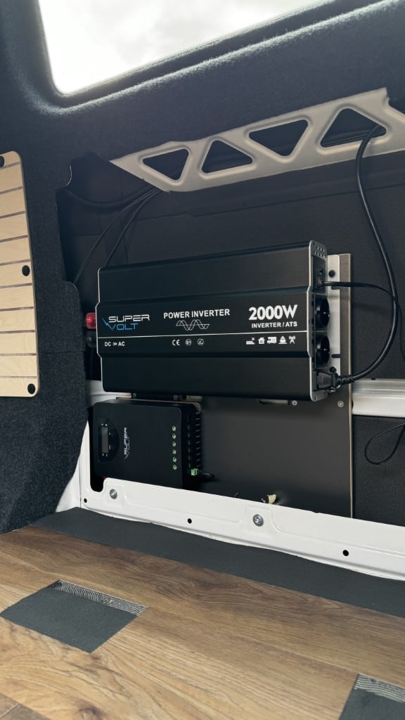Supervolt 12V 2000W Wechselrichter Einbau