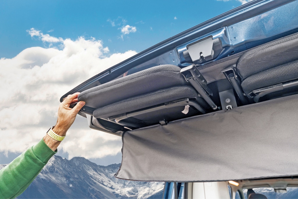 Campingstühle in Halterung in der Heckklappe des Dreamers