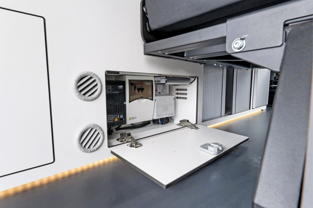Karmann: geöffnete Serviceklappe für die Elektrozentrale im Laderaum