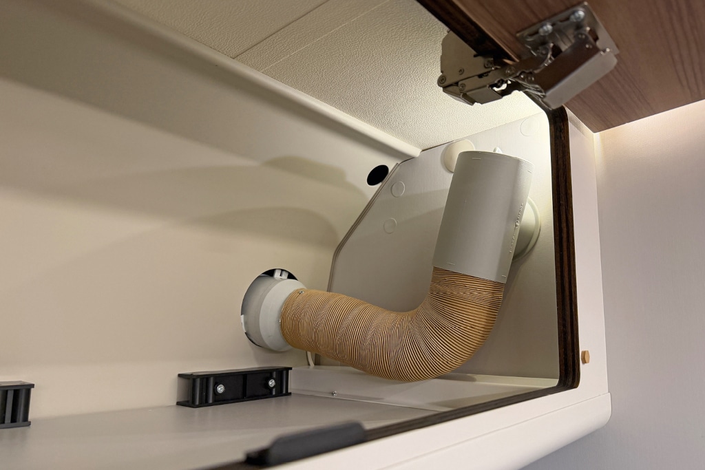 Entlüftungsrohr der Dusche durch Oberschrank geführt