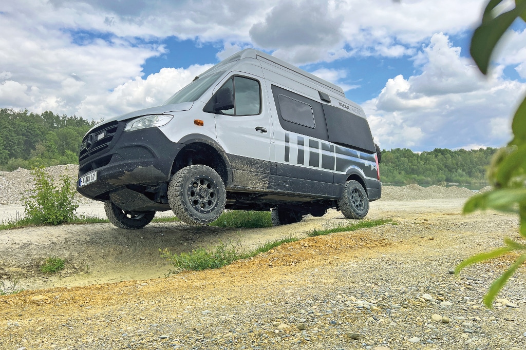 Der Flowcamper in unebenem Gelände mit dem linken Vorderrad in der Luft