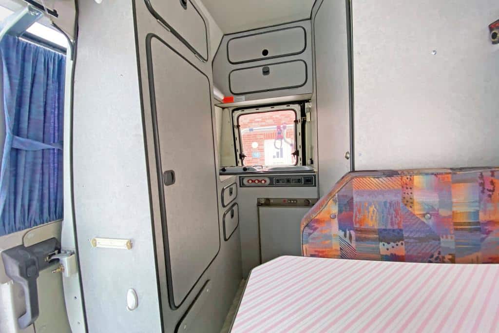 Innenraum eines alten Weinsberg 4x4 Campervans