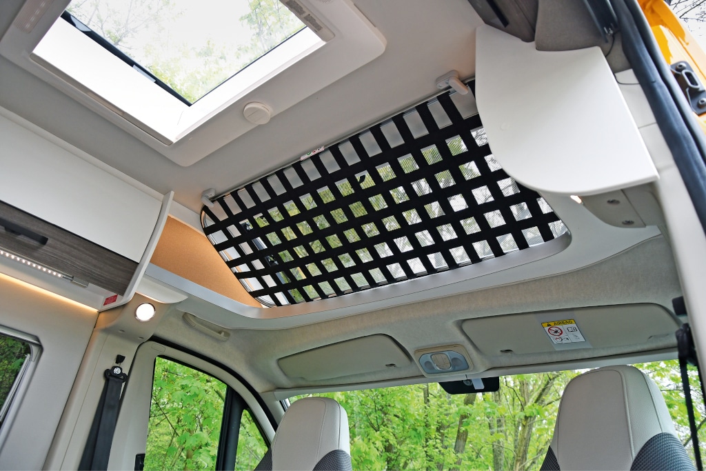 Ablagegitter hochgeklappt vor dem Panoramafenster über dem Cockpit