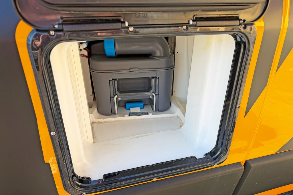 Offene Klappe des Toilettenschachts