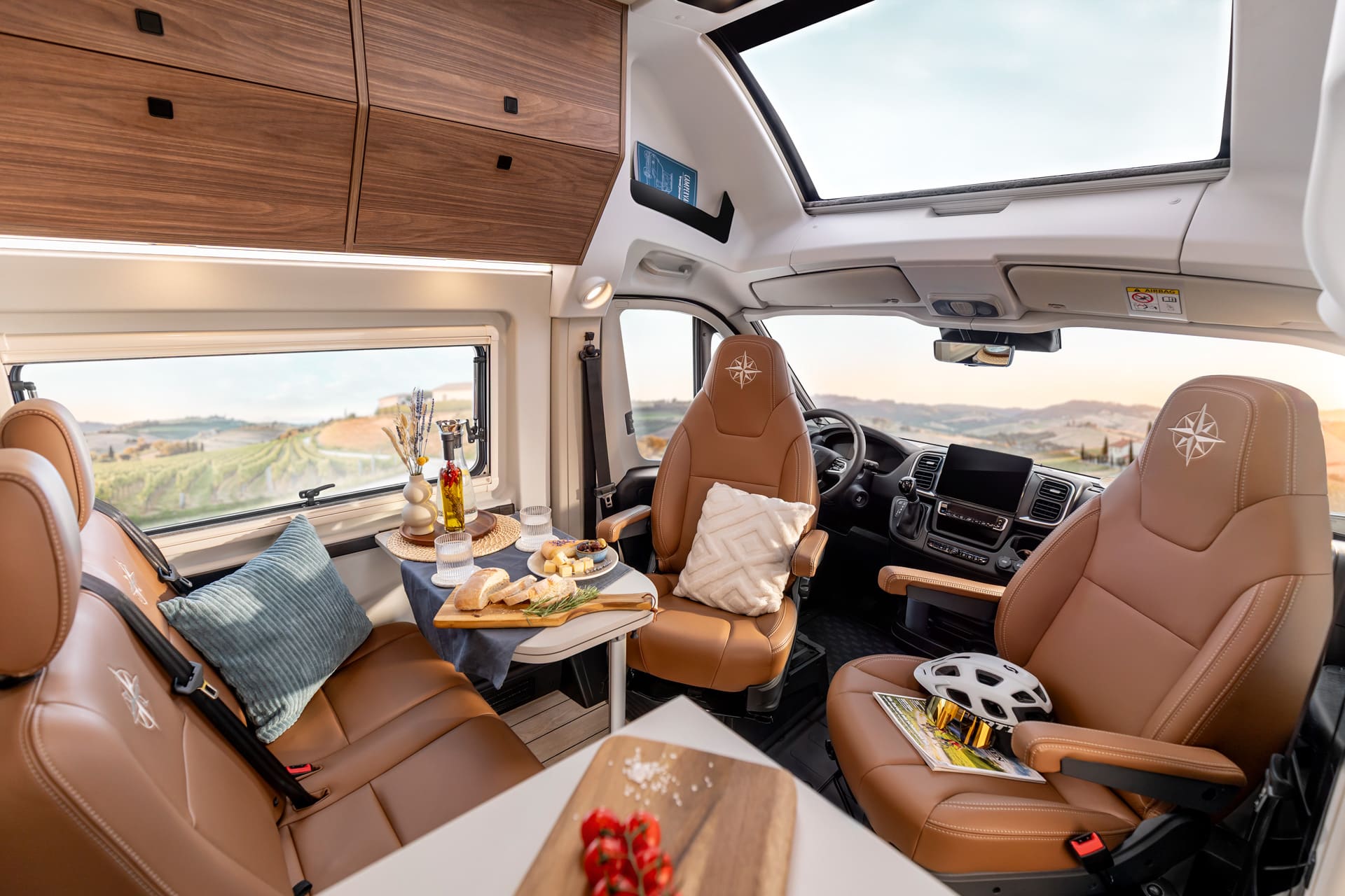 Sitzgruppe mit Panoramafesnter im Westfalia Columbus Liner