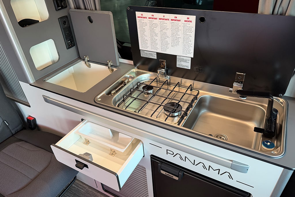 Küche im Panama Campervan auf Renault-Basis